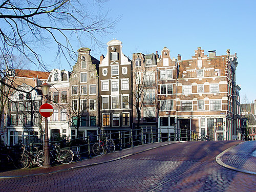 Typické zákoutí u mostu v Amsterdamu