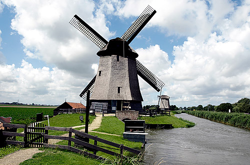 Vetrný mlýn v Holandsku u řeky